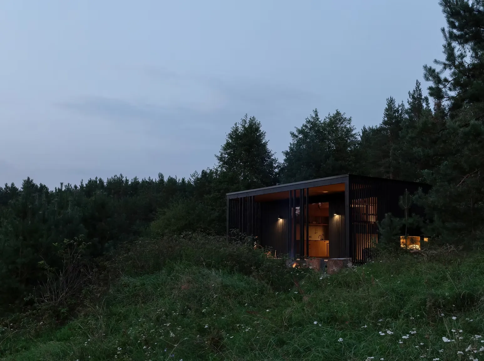 KONGA Stay cabin in nature at dusk